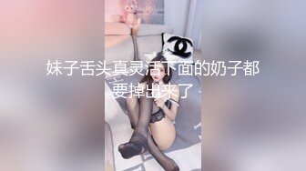 妹子舌头真灵活下面的奶子都要掉出来了